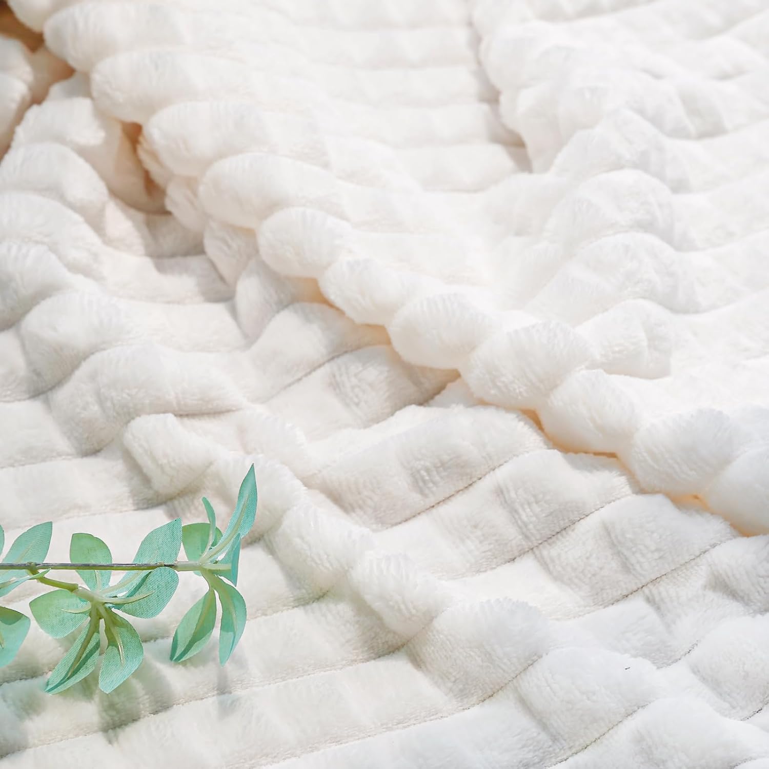 HOMRITAR Cozy Fleece Baby Blanket with 3D Design